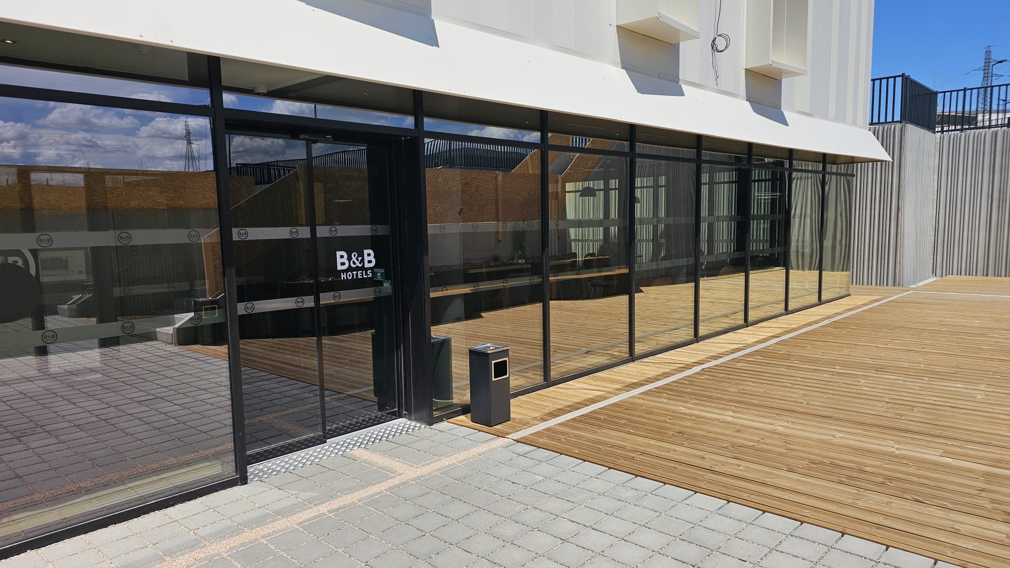 Façade vitrée réalisée par MCV ProTrust pour un hôtel en France