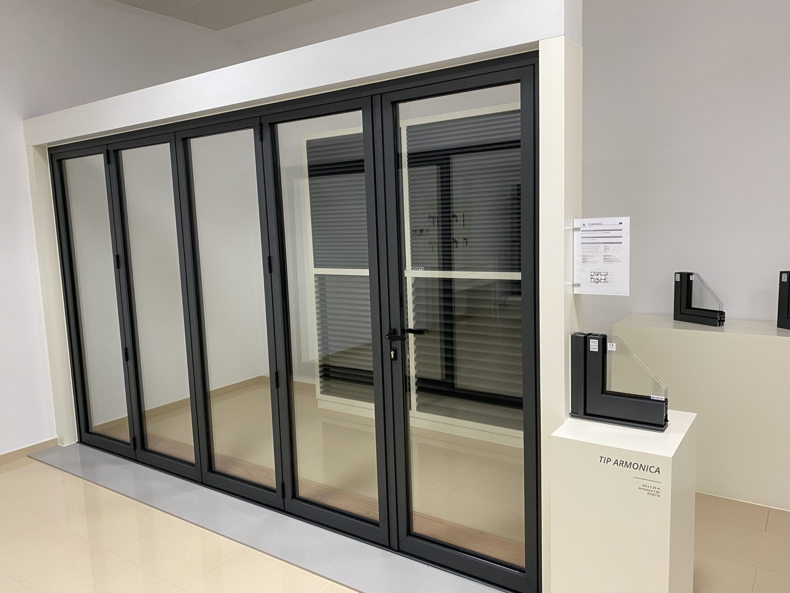 Showroom MCV ProTrust – portes accordéon en aluminium exposées