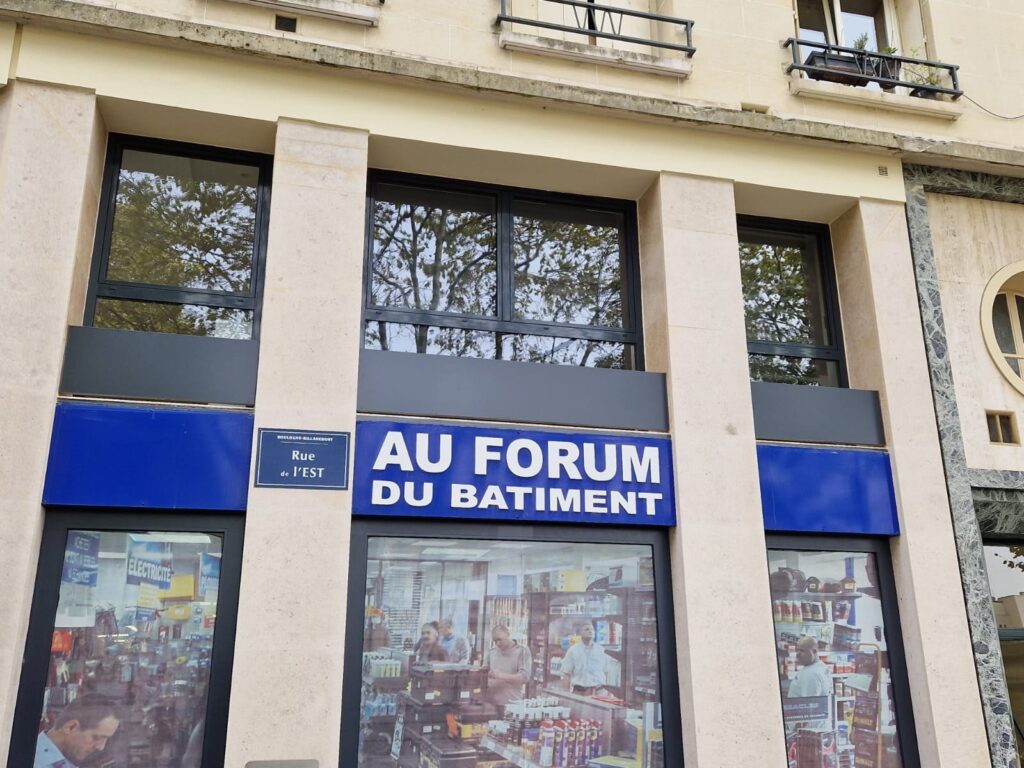 Au Forum du Bâtiment, France — détail de façade