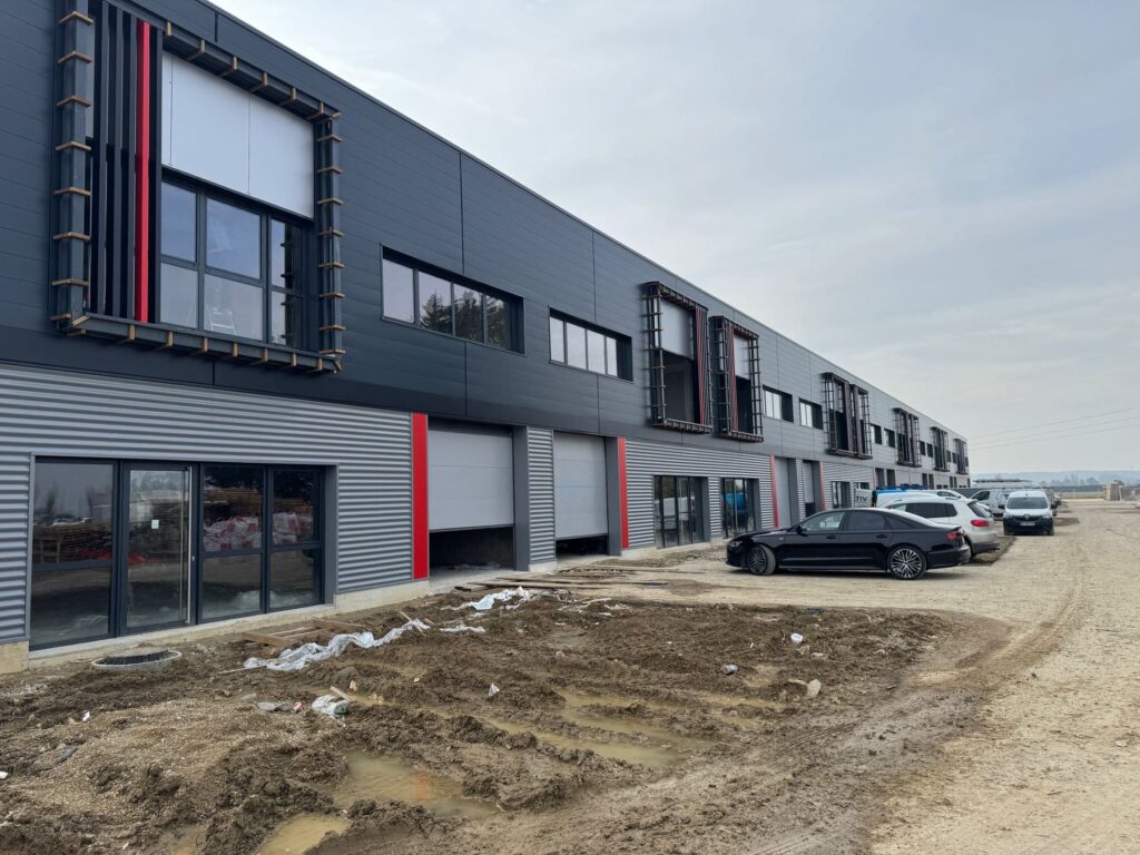 Bâtiments d’activités, Avrainville, France — détail de façade