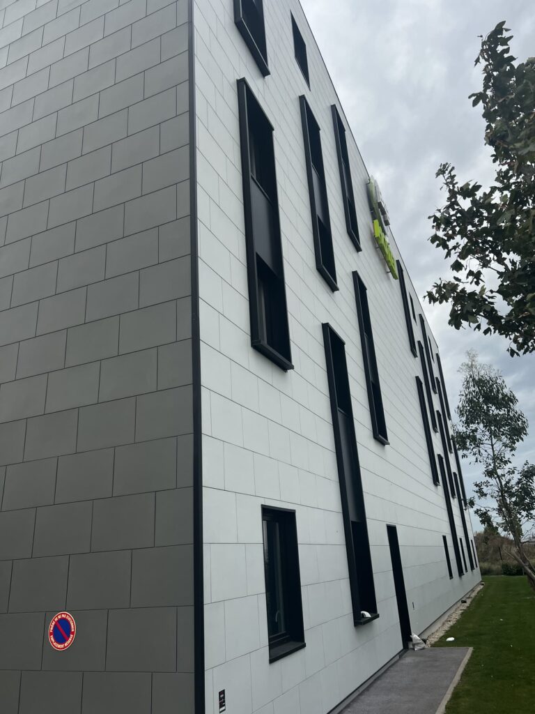 B&B HOTEL, Reims, France — détail de façade