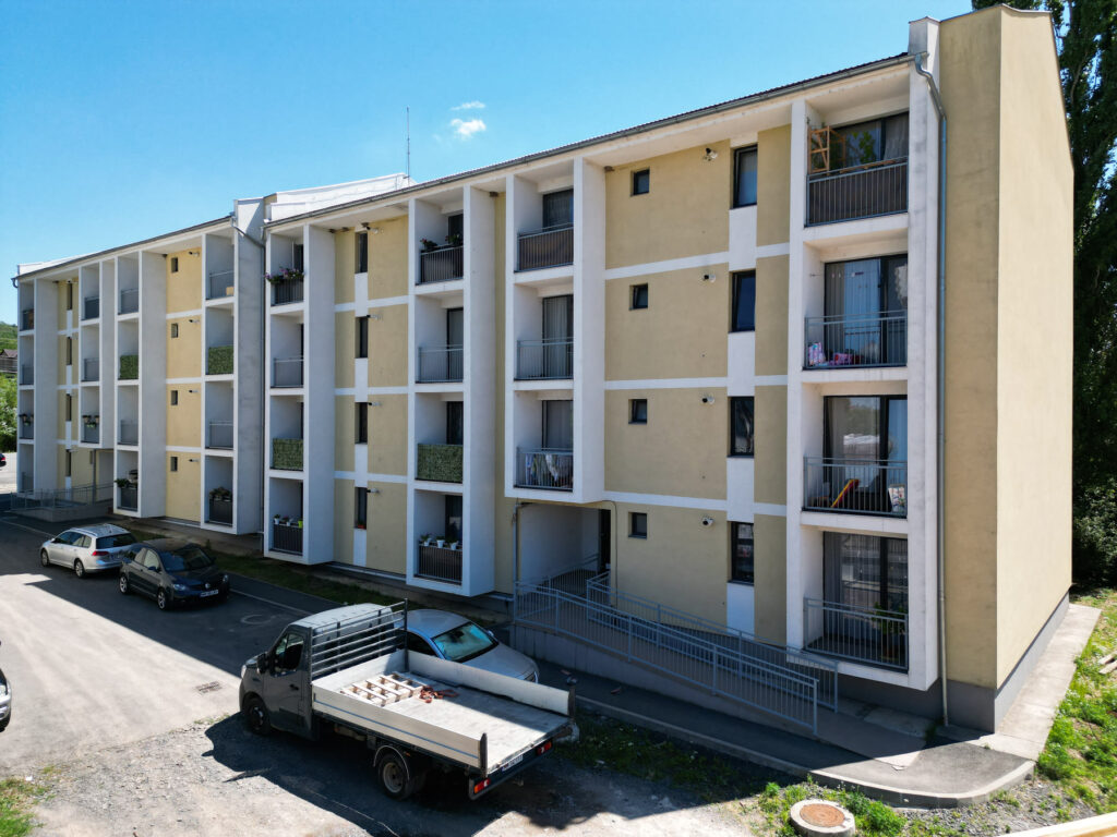 Immeuble de logements, Șomcuta Mare, Roumanie — façade avec balcons