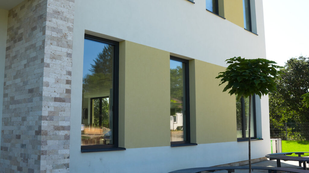 Centre de jour, Șomcuta Mare, Roumanie — détail de façade