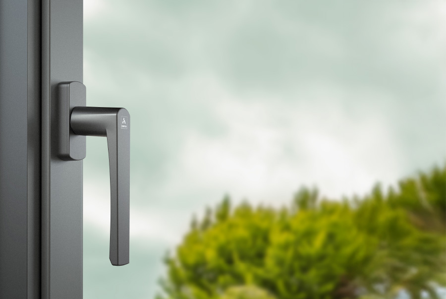 Poignée CORTIZO montée sur une fenêtre aluminium, visuel officiel du fabricant