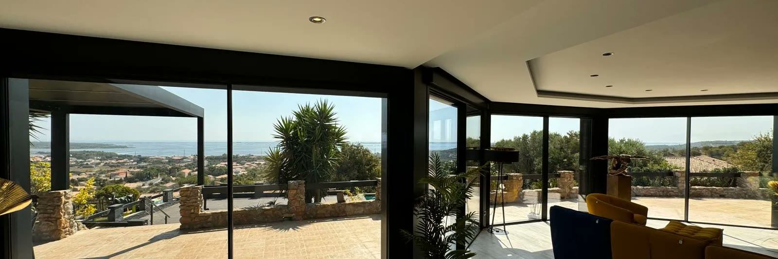 Coulissant aluminium à grande surface vitrée, ouvert sur la terrasse et le paysage