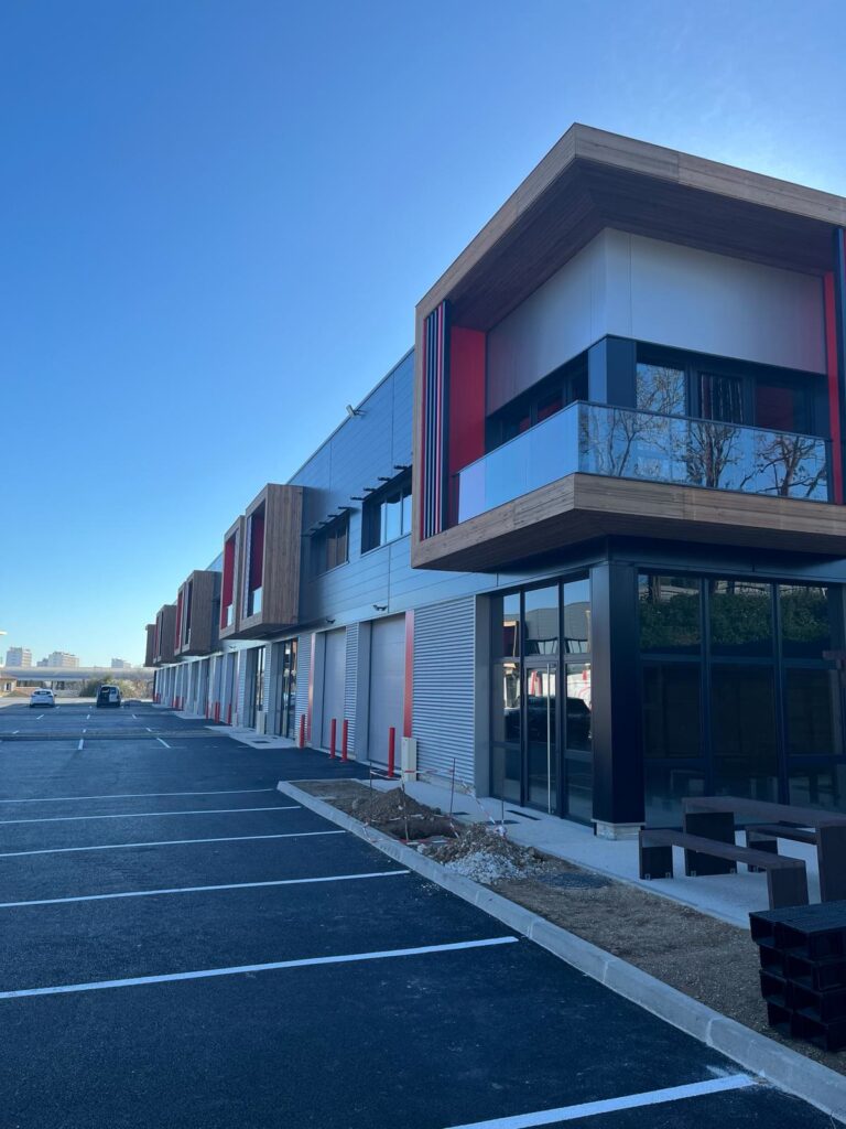 Complexe commercial, La Seyne-sur-Mer, France — vue extérieure
