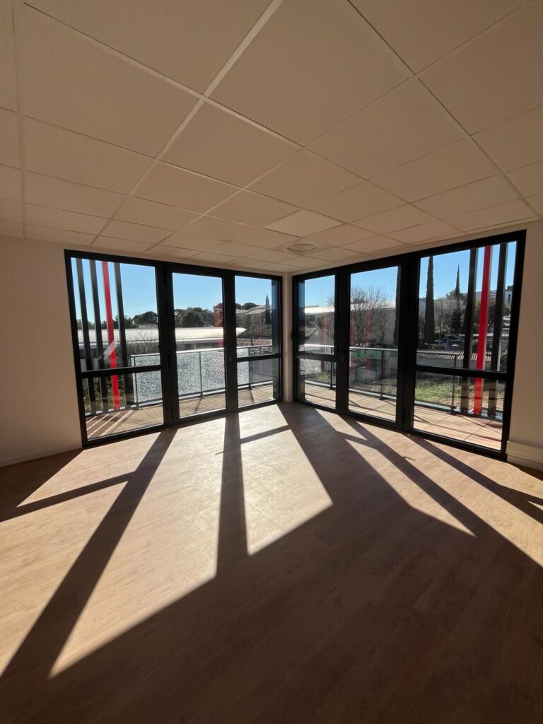 Complexe commercial, La Seyne-sur-Mer, France — espace intérieur