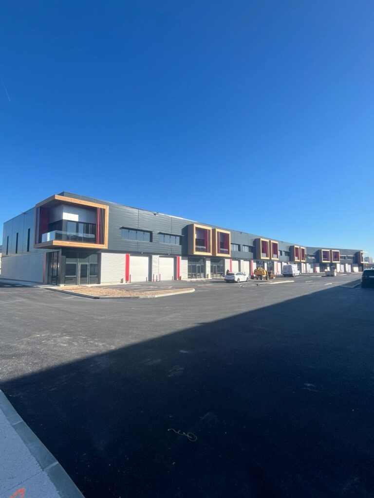 Complexe commercial, La Seyne-sur-Mer, France — vue extérieure