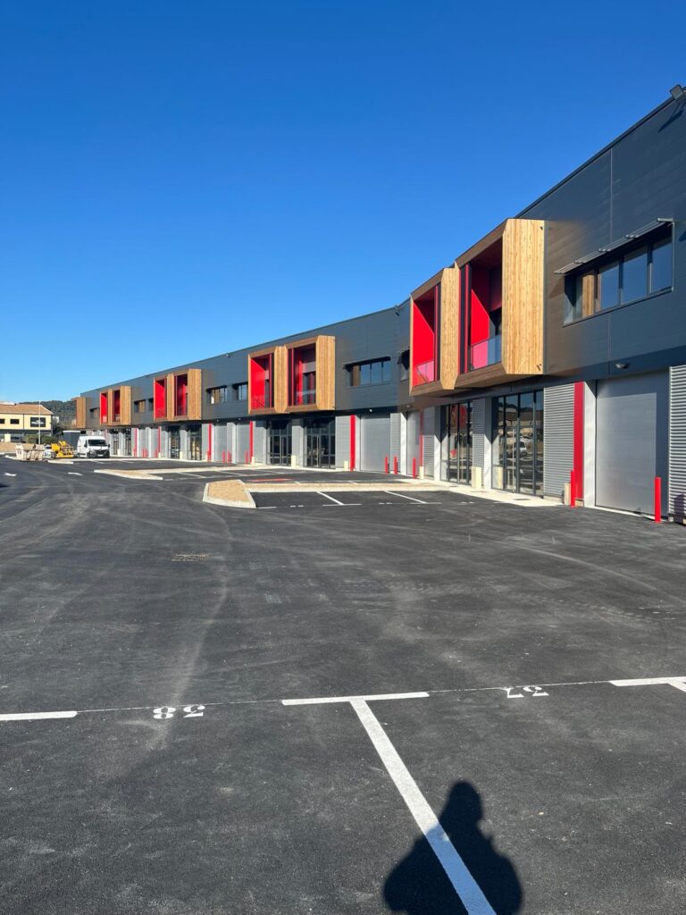 Complexe commercial, La Seyne-sur-Mer, France — vue extérieure