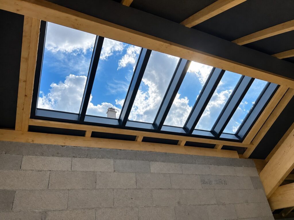 La verrière vue de l’intérieur, lumière zénithale dans des combles