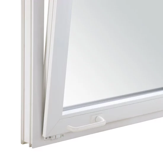 L’angle d’une fenêtre PVC à soufflet, la poignée posée à l’horizontale en partie basse de l’ouvrant