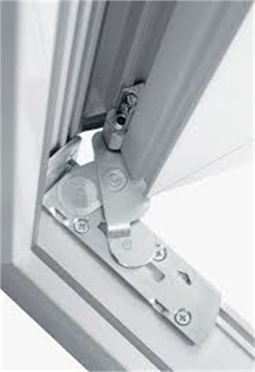 La paumelle invisible activPilot Select, logée dans la feuillure entre dormant et ouvrant, sur une fenêtre PVC