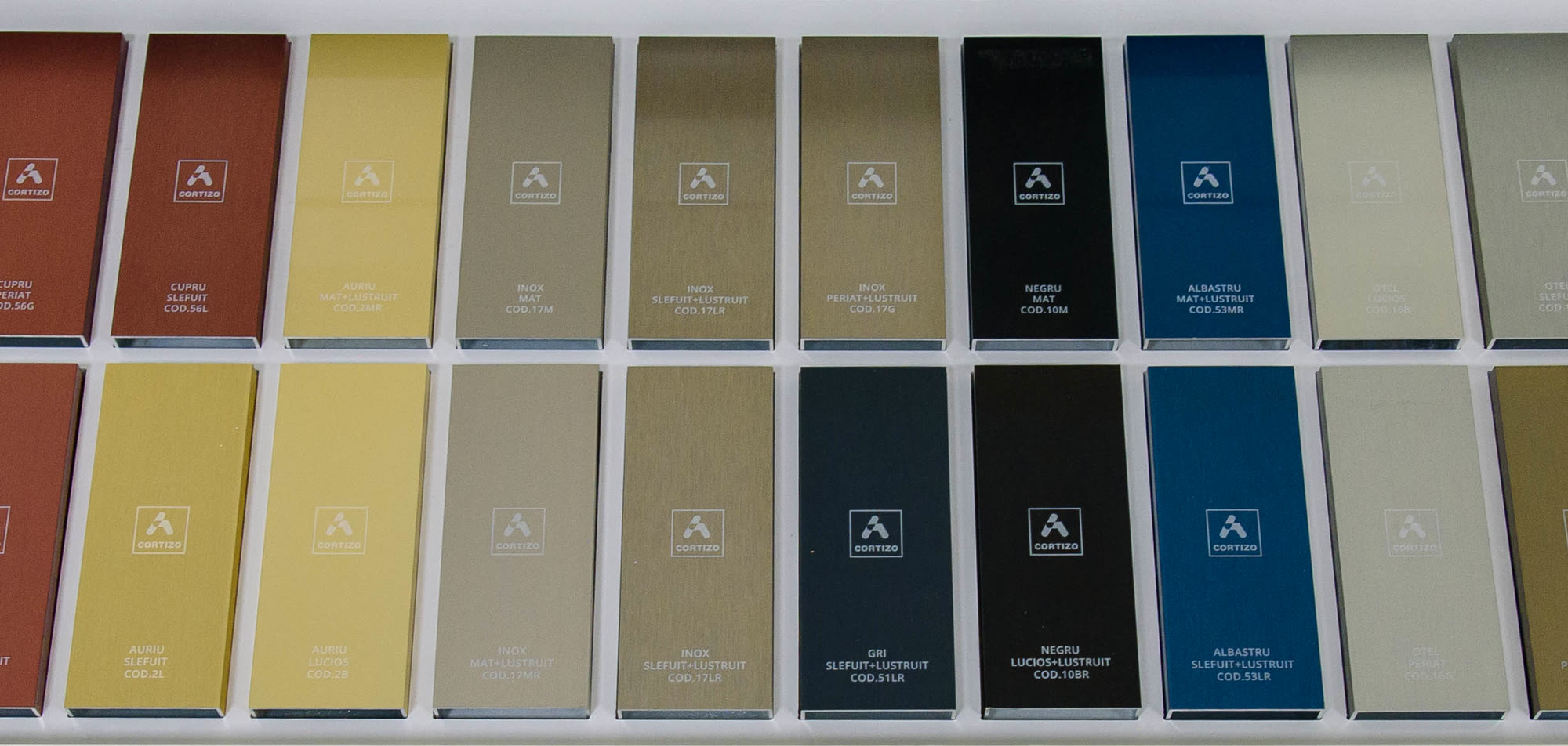 Le nuancier physique d’aluminium anodisé CORTIZO du showroom MCV ProTrust : bronze, bordeaux, cuivre, or, inox, noir, bleu, gris et ivoire