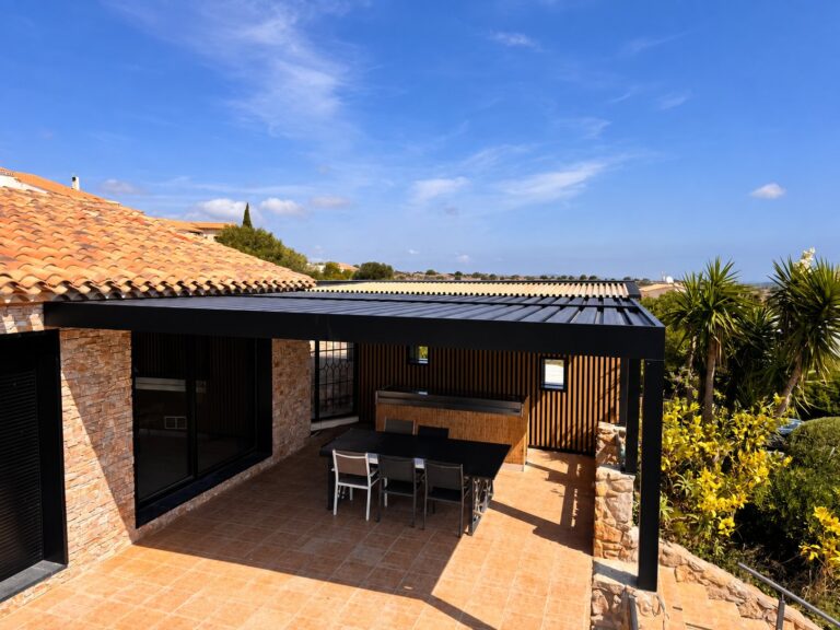 La toiture à lames d’aluminium orientables de la pergola bioclimatique, vue de dessus