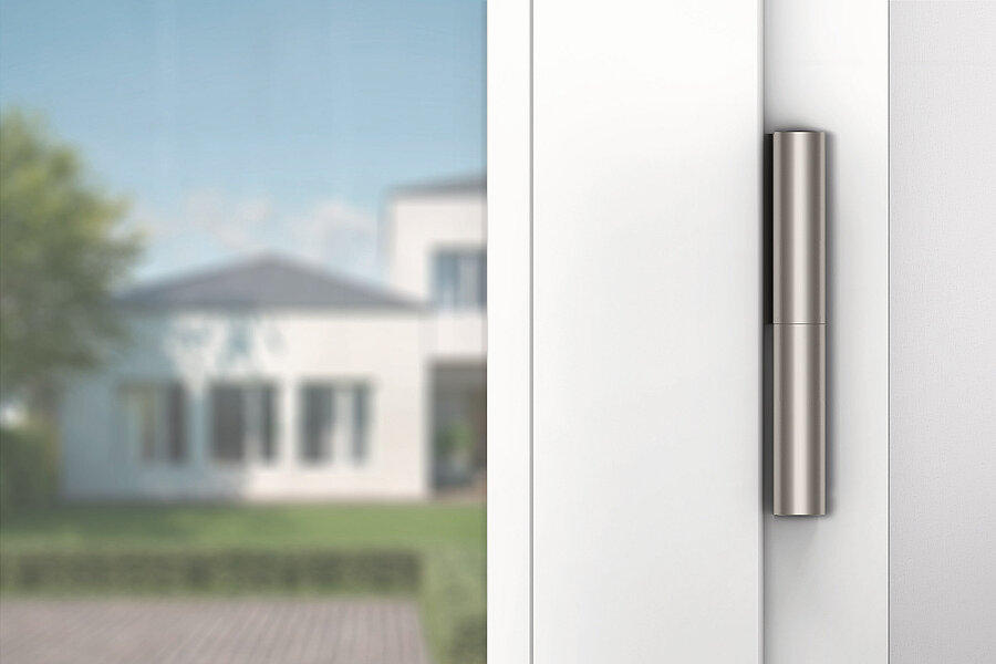 Paumelle cylindrique Roto Solid B 222 P posée sur une porte en PVC