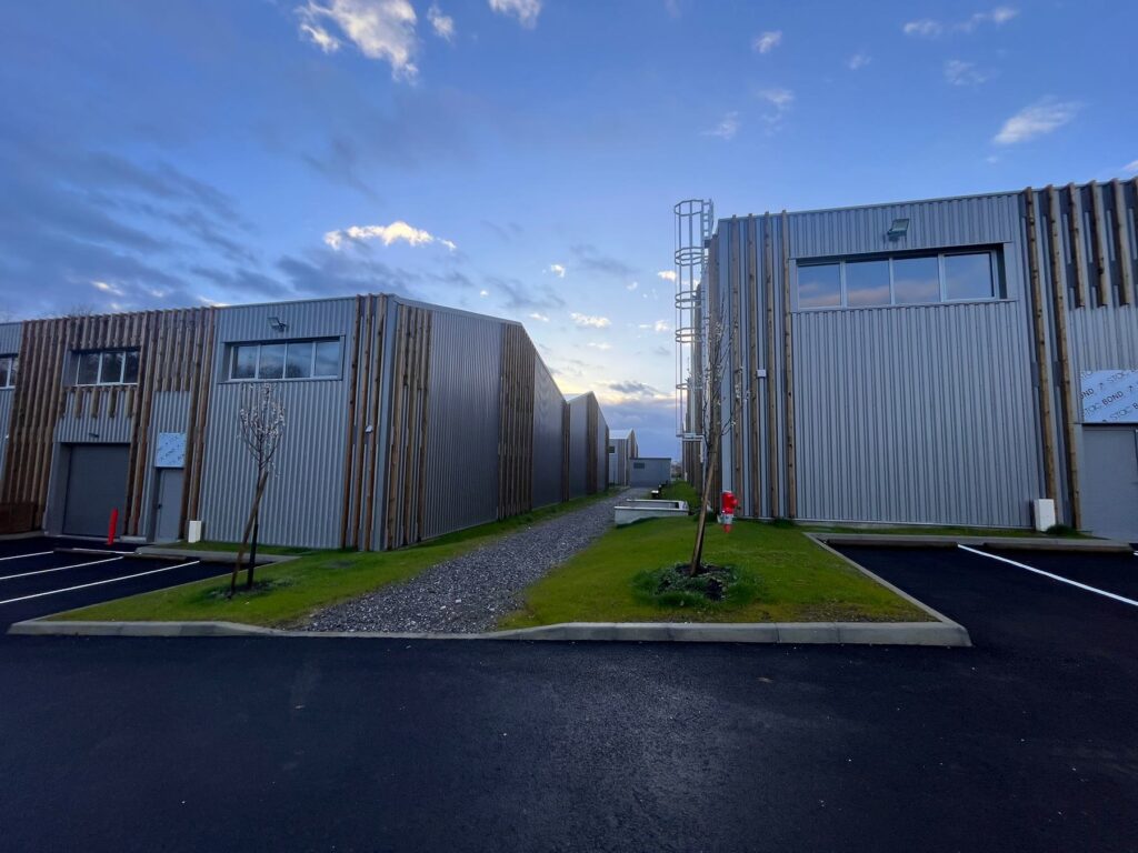 Bâtiments d’activités, Pau, France — vue extérieure