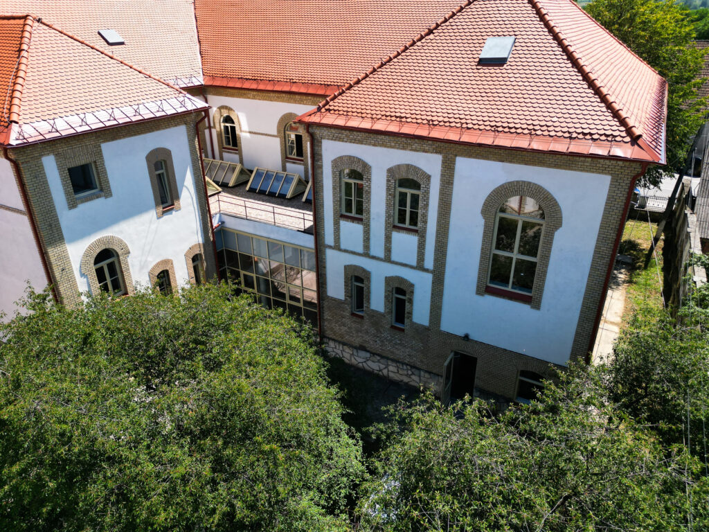 Mairie de Șomcuta Mare, Roumanie — détail de toiture et de fenêtres