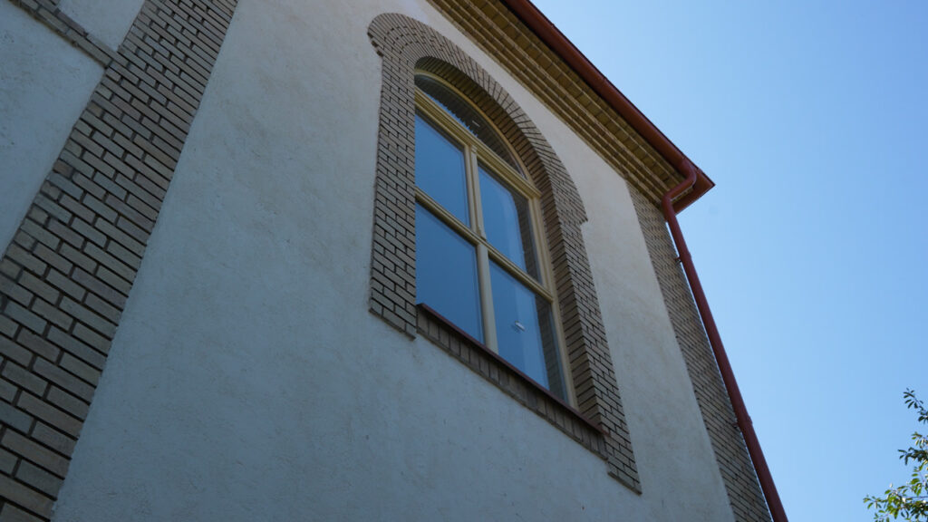 Mairie de Șomcuta Mare, Roumanie — fenêtre cintrée