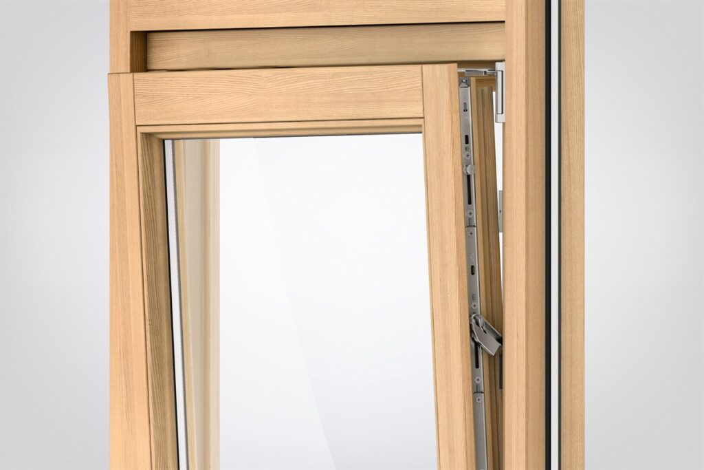 Les composants TiltSafe Roto NX dans la feuillure d’une fenêtre en bois entrouverte