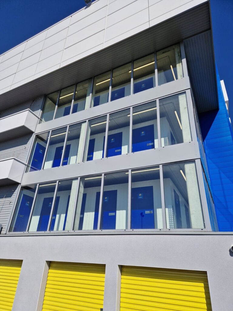 Une pièce en plus, Buchelay, France — détail de façade